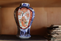 Antique Imari vase / antique Imari porcelain vase