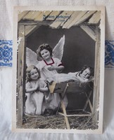 Antik karácsony képeslap alapján készült REPRINT képeslap, gyerekek, angyalkák, jászol