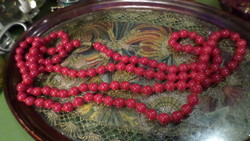 125 cm-es , nagyon szép piros , üveg vagy porcelán gyöngyökből álló , retro nyaklánc .