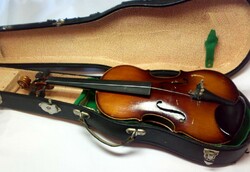 Szeged musical instrument factory 1970, in the case of a student violin in need of renovation, without a string