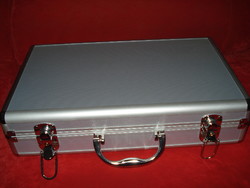 Alumínium érmetartó bőrönd, 205 db érme férőhellyel.