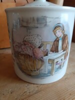 English wedgwood red sugar bowl with fairytale motif mrs.Tiggy winkle