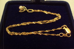 14 karátos arany bokalánc,kis gyöngyös virág függővel,delfinzárral.-(hossza:24.5 cm)