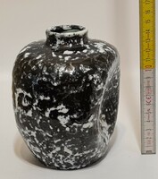 Retro, fröcskölt rücskös fehér mázfoltos, fekete mázas kerámia váza (2737)