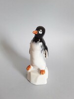 Ritka jégtáblán álló pingvin