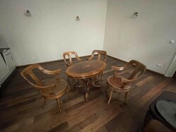 Borbély székek 4 darab, és antik dohányzó asztal, szép stílusos együttes, nappali bútorzat, fodrász