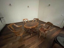 Borbély székek 4 darab, és antik dohányzó asztal, szép stílusos együttes, nappaliba LEÁRAZVA!