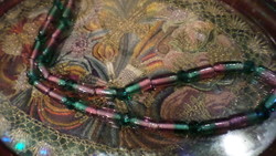 48 cm-es , zöld-rózsaszín kézműves üveg és méregzöld kristály gyöngyökből álló nyaklánc .