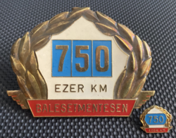 750 ezer km balesetmentesen - hűtőrács jelvény és mini