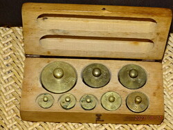 Antique yellow copper weight set + wooden box (scale)