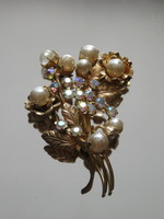 Vintage brooch with pearls and stones