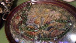 50 cm-es , víztiszta , zöld , üveg és irizáló , apró , kristály gyöngyökből álló nyaklánc .