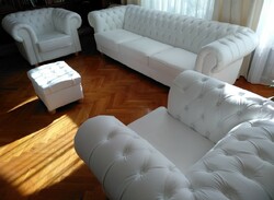Chesterfield fehér új marhabőr ülőgarnitúra 3-as kanapé +2 fotel + lábtartó puff extra hosszú kanapé