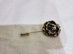 Ezüst rózsa formájú kitűző