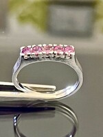 Ragyogó ezüst gyűrű, kis rubin kövekkel