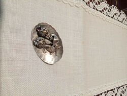 Ritka antik iparművészeti ezüstözött ötvös  bross / kitűző két db  kővel díszítve