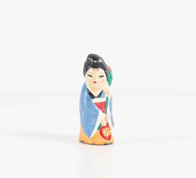 Szerencsehozó amulett, devóciós mini kerámia figura - kimonót viselő japán gésa