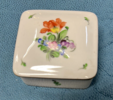 Bonbonier box with a Herend flower pattern lid