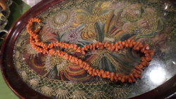 42 cm retro necklace made of small pieces of coral.
