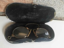 Antik  szemüveg-tartóval