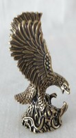 Miniatűr sárgaréz repülő sas kígyót fogó figura