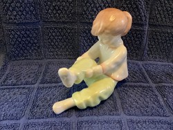 Aquincum porcelán öltözködő kislány figura