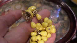 Very retro clip, made of yellow porcelain beads.