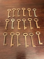 Eighteen pieces of old keys. They are different. Their size: 5.5 cm and 6 cm when folded.