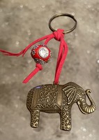 Szerencse elefánt kulcstartó piros howlit ásvány indonéz gyöngy díszítéssel kézműves egyedi darab