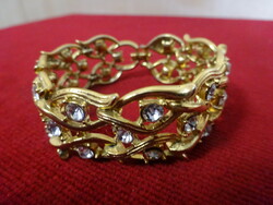 Gold-plated bracelet, with white pearls, closes with a clasp. Jokai.
