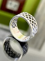 Egyszerűen szép, áttört mintás ezüst gyűrű.