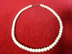 Fehér gyöngy nyaklánc a 70-es évekből. Hossza 50 cm. Jókai.