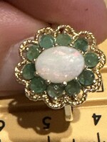A beautiful 14 kr gold ring decorated with opal and emerald in a daisy style is for sale! Price: 90,000.-