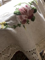 100% Handmade. Embroidered linen tablecloth with lace knitted in a circle