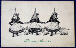 Antik grafikus Újévi üdvözlő képeslap  malacok , manó sapkás kislányok