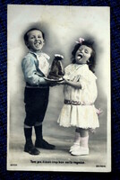 Antik fotó képeslap  sütit majszoló nevető gyerekek