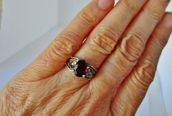 Beautiful old silver ring with a beautiful garnet stone