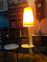 Retro/vintage 3 lábú állólámpa kis asztalkával, fából