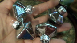 Új , nosztalgiadísz üvegből , nagyon szép állapotban . 4 db gyémánt formájú , ezüst dísz .