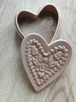 Gyönyörű páros virágos halvány mályva színű szív alakú magyar kerámia dobozka