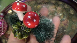 Retro karácsonyfadísz , fenyőág vatta gombákkal , lakkozott 4 levelű lóherével .