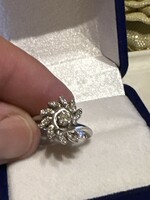 A particularly showy 14 kr gold ring decorated with a beautiful diamond is for sale! Price: 118,000.-
