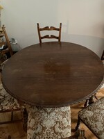 Koloniál kerek asztal székekkel
