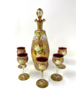 Antik aranyozott és plasztikus virágokkal díszített üvegből készült cseh likőrös kiöntő 5 pohárral