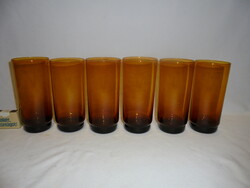 Hat darab borostyán színű vizes, üdítős pohár együtt