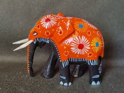 Lakkozott, faragott, fából készült elefánt figura
