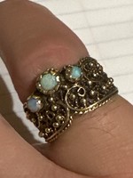 A particularly beautiful old 14 kr gold ring decorated with opals is for sale! Price: 94,000.-