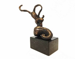Tóth Ernő - Napozó csigalány bronz kisplasztika