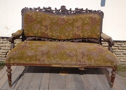 Antik kanapé gyönyörű diszítéssel