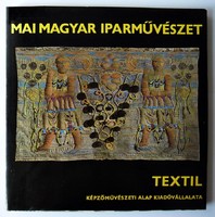 Koczogh Ákos: Mai magyar iparművészet – Textil